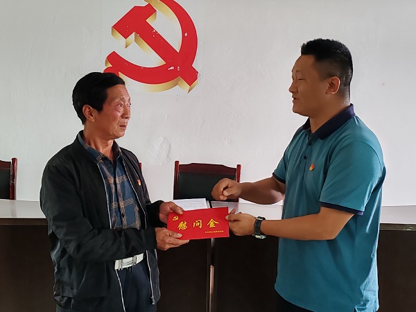 宁南县科技创新综合党委深入漆树村开展困难老党员慰问活动