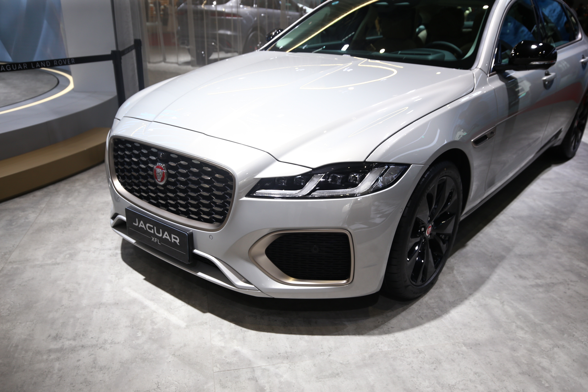 换装第三代采埃孚8at 捷豹xfl亮相上海车展