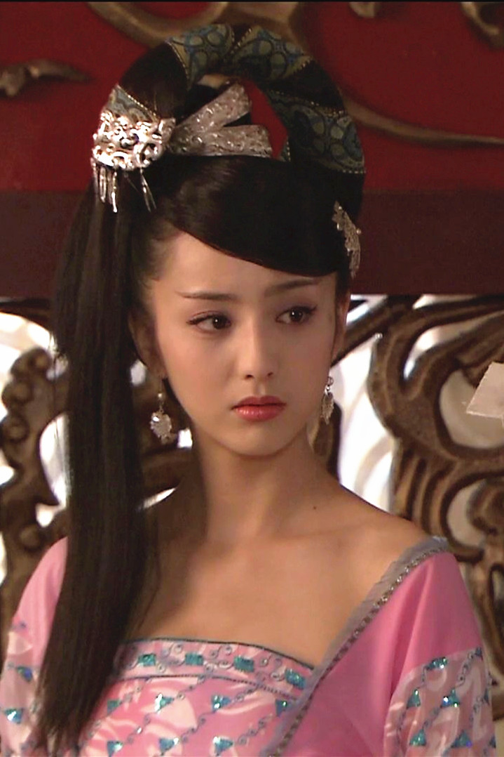 还记得这部美女如云的权斗剧吗,同是女配角,她的光环盖过佟丽娅