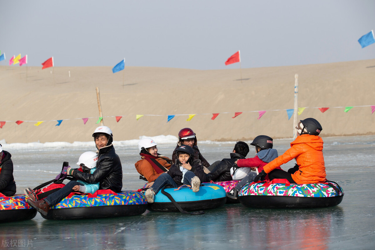 新疆库车县跃进水库旅游景区冬季旅游项目开放吸引大量体验冰车