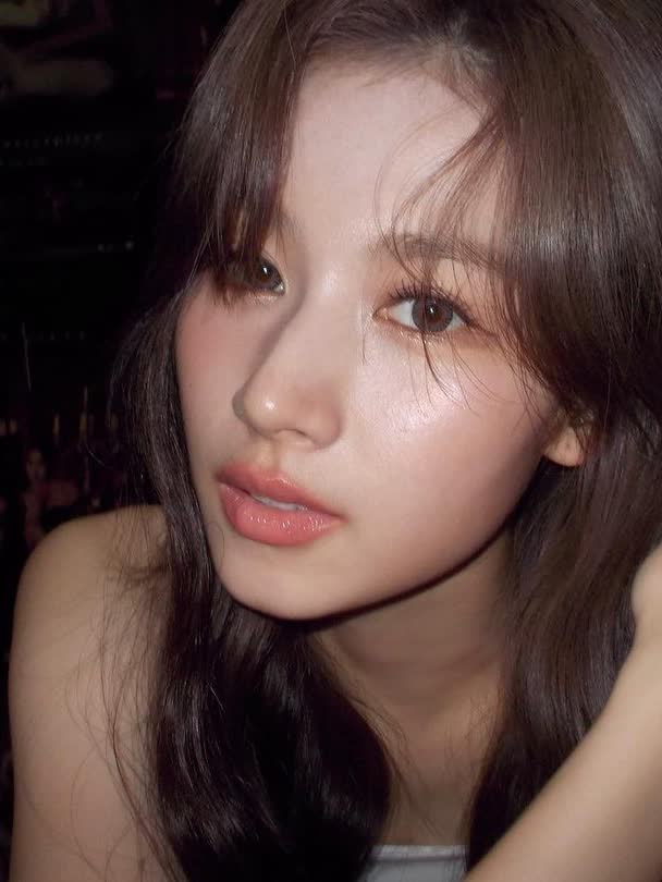 凑崎纱夏怼脸自拍