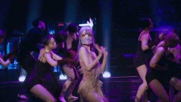 《蒙面舞王》铠甲少女引热议,她到底是谁呢?这个身影很熟悉