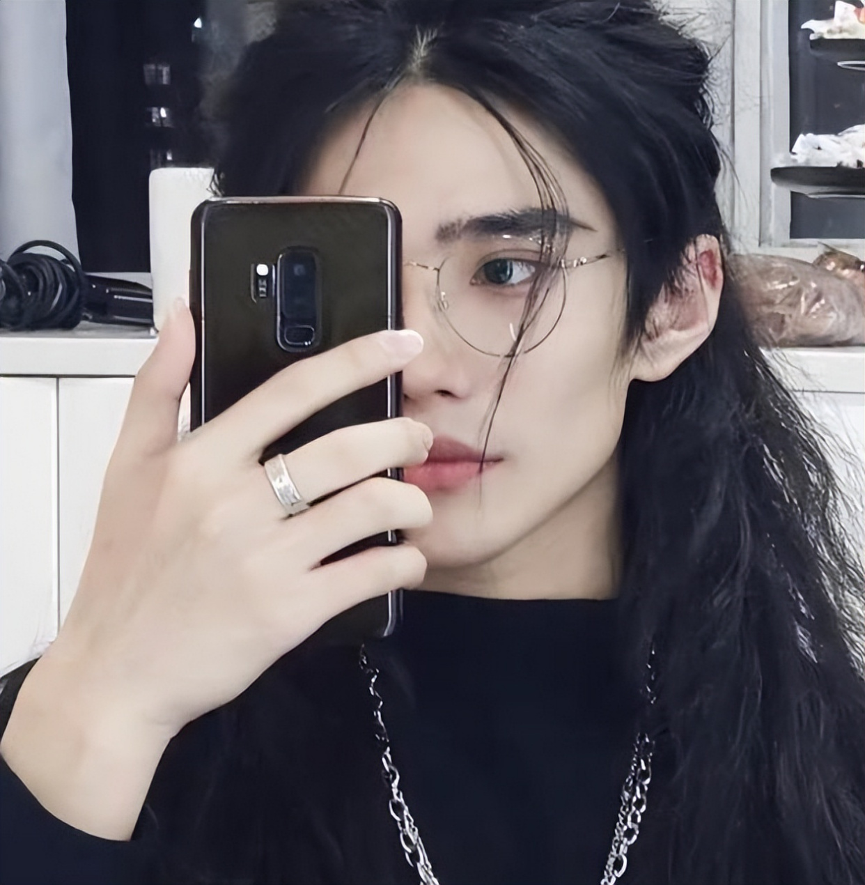 某高校男生走红,长发飘飘且温文尔雅,网友:小说情节照进现实