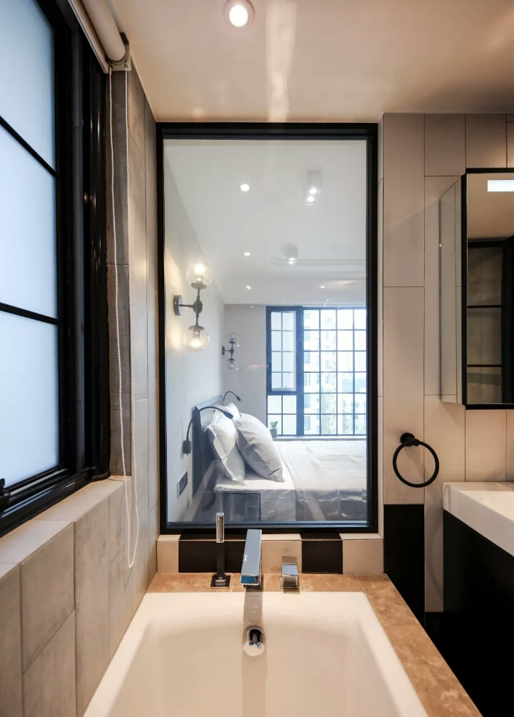 为什么酒店卫生间都是透明玻璃的?客房经理不小心说漏嘴,真明智