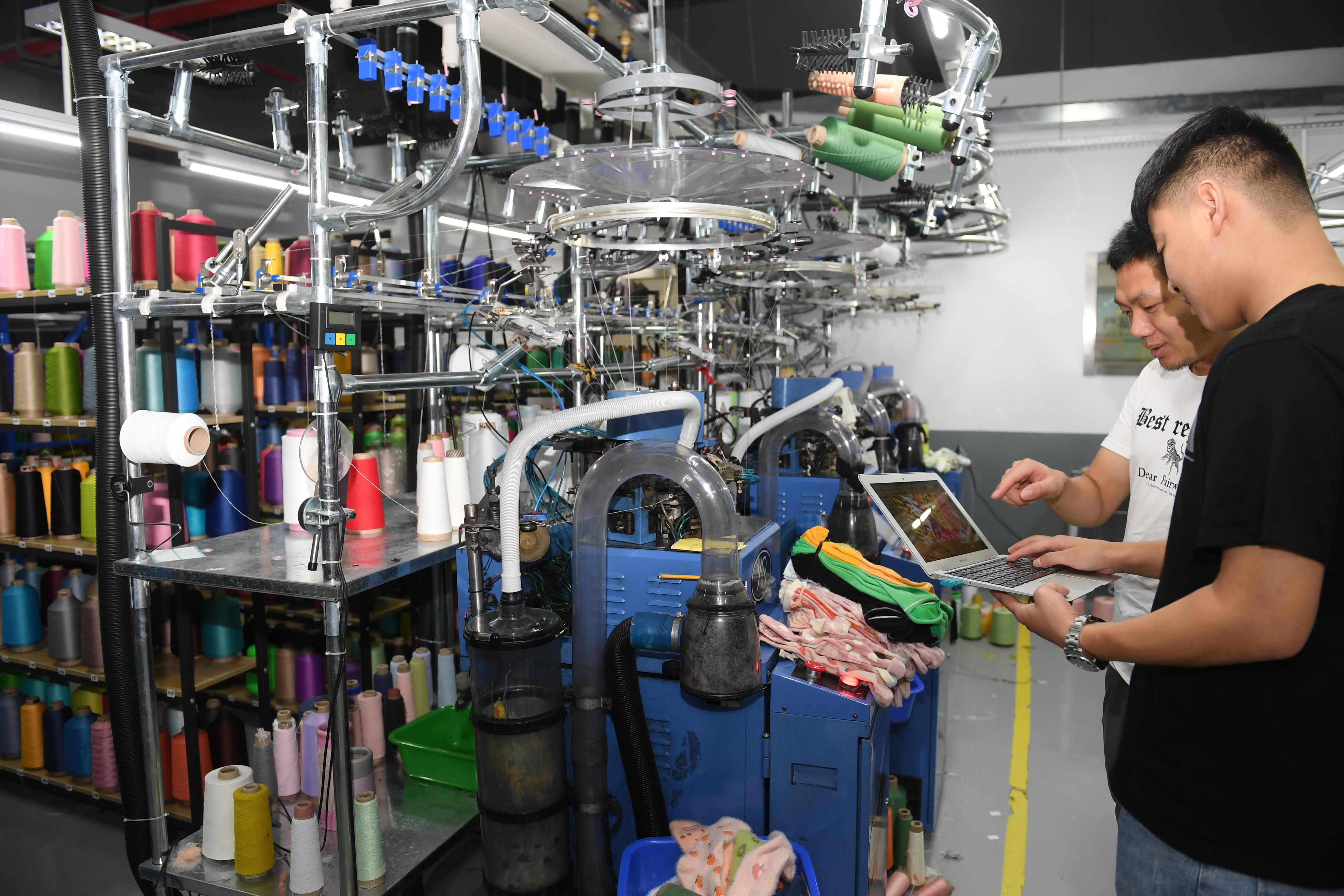 浙江诸暨:创新激发多彩袜业(3)