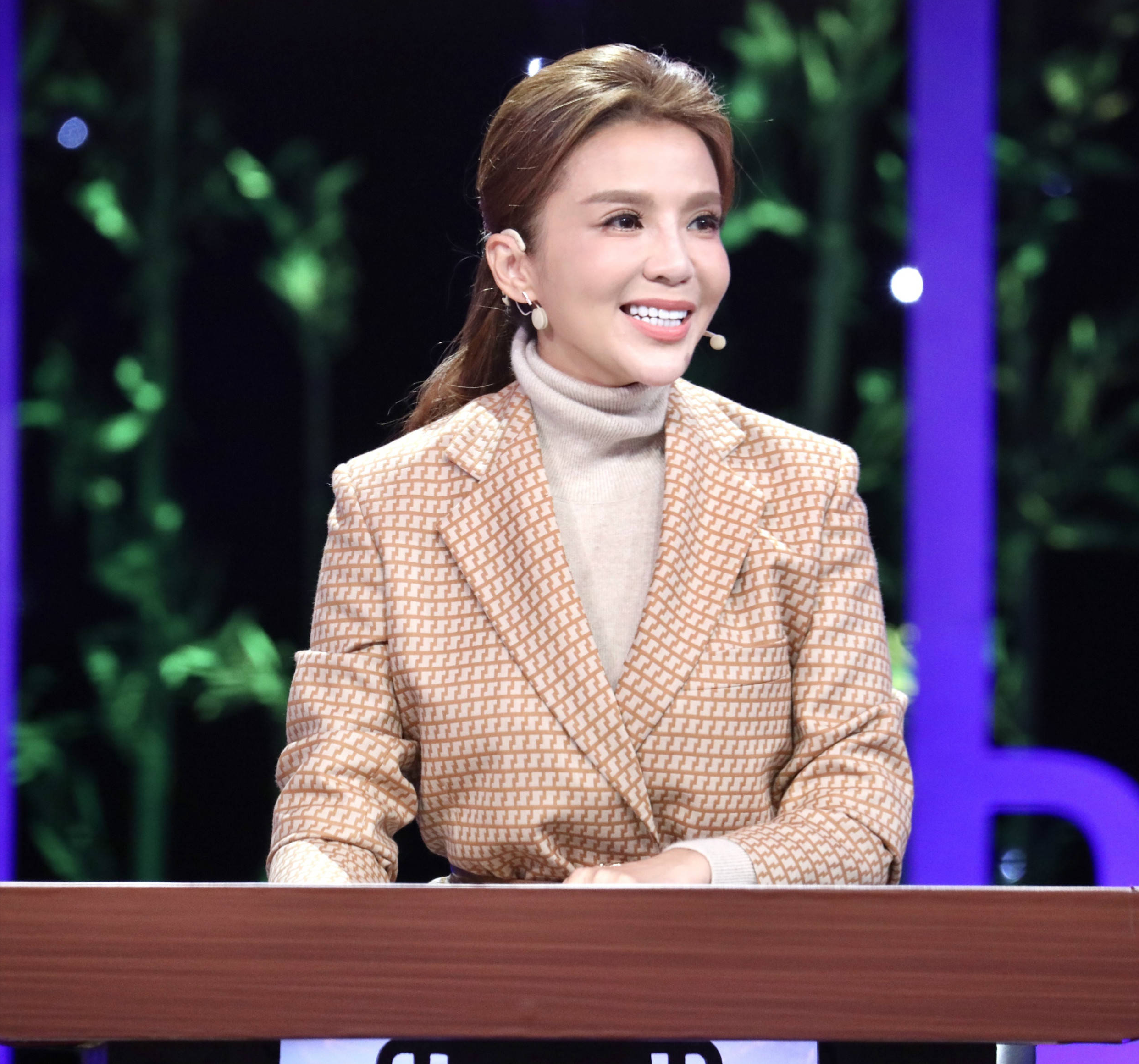 近日主持人朱迅神情悲痛,手抱母亲遗像痛哭,依依不舍为她送别