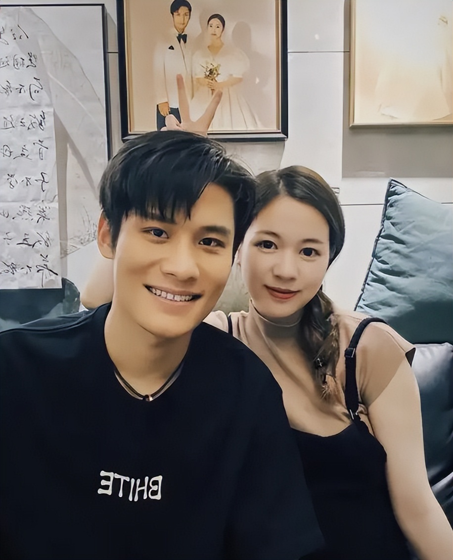 风波升级!大杨嫂王嘉尔亲密照引争议,大杨哥回复略显卑微