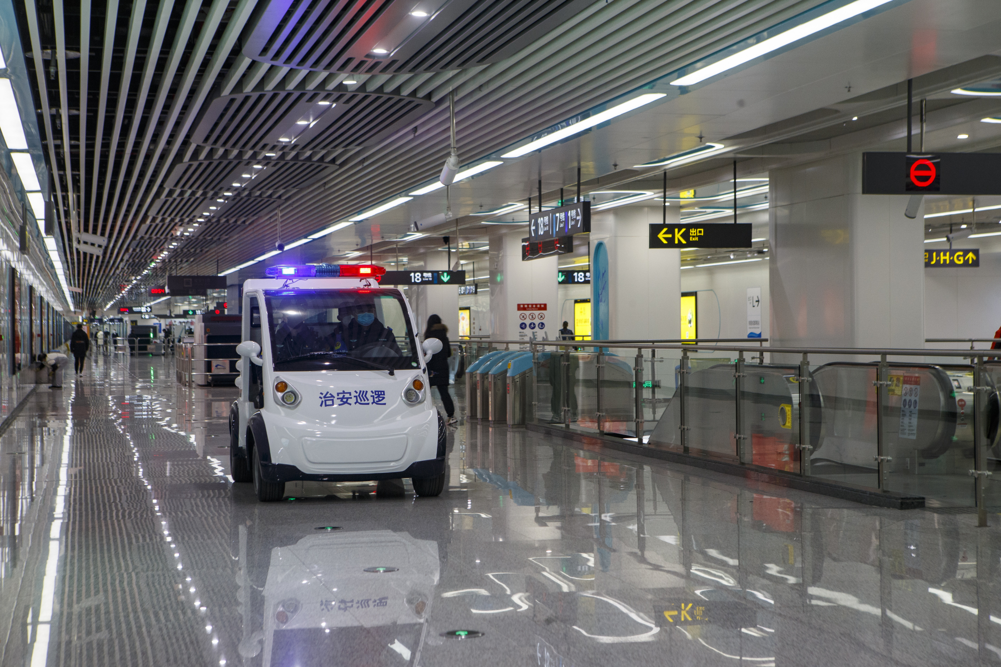 移动"警务室"开进了成都火车南站地铁站