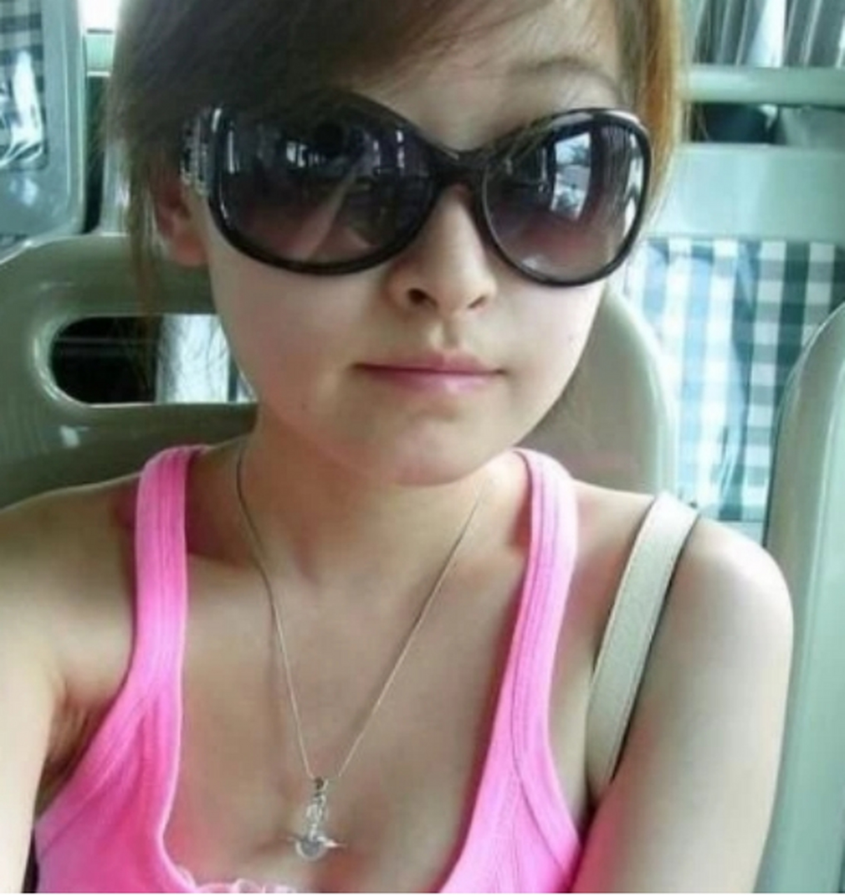 乳沟女公交车上被偷拍:文胸穿得太紧,真的会得乳腺癌吗?