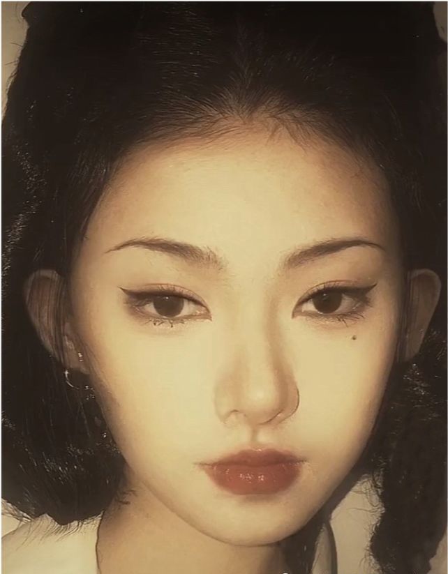 西红柿ovo修图又翻车,卧蚕更像两条虫子,画面引起网友极度不适