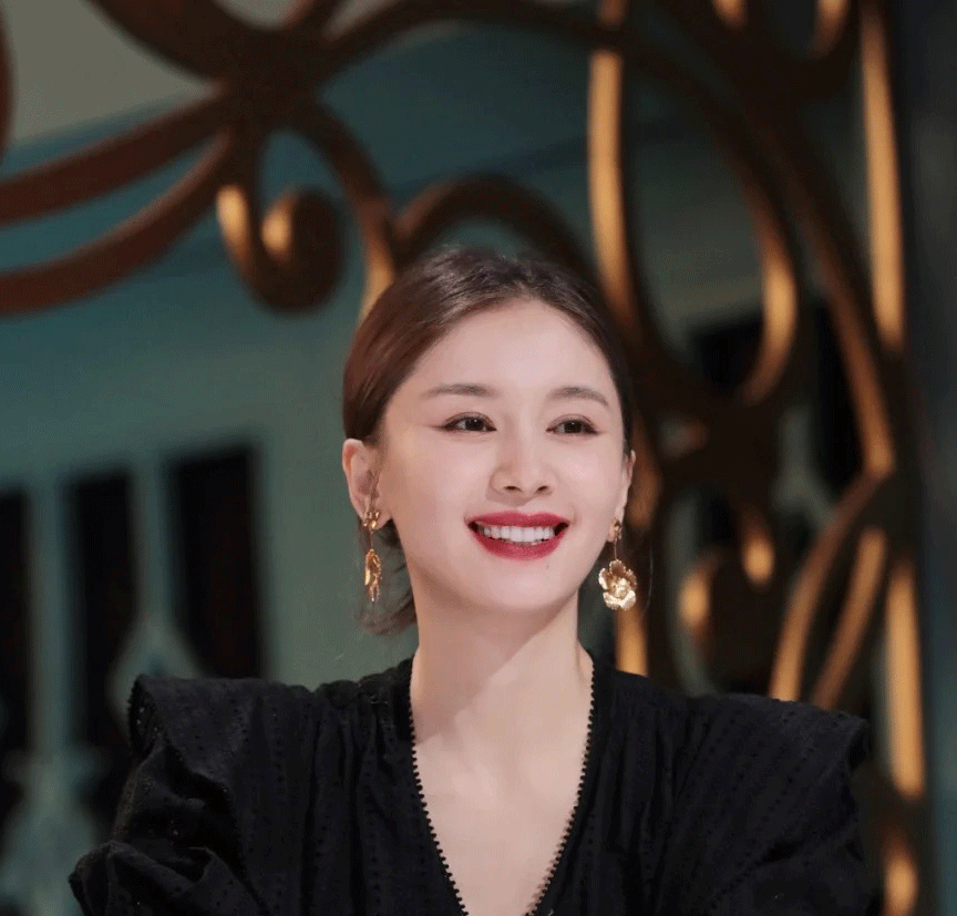 别只看王子文的身高了,她的时髦搭配才更亮眼,这样穿不要太好看