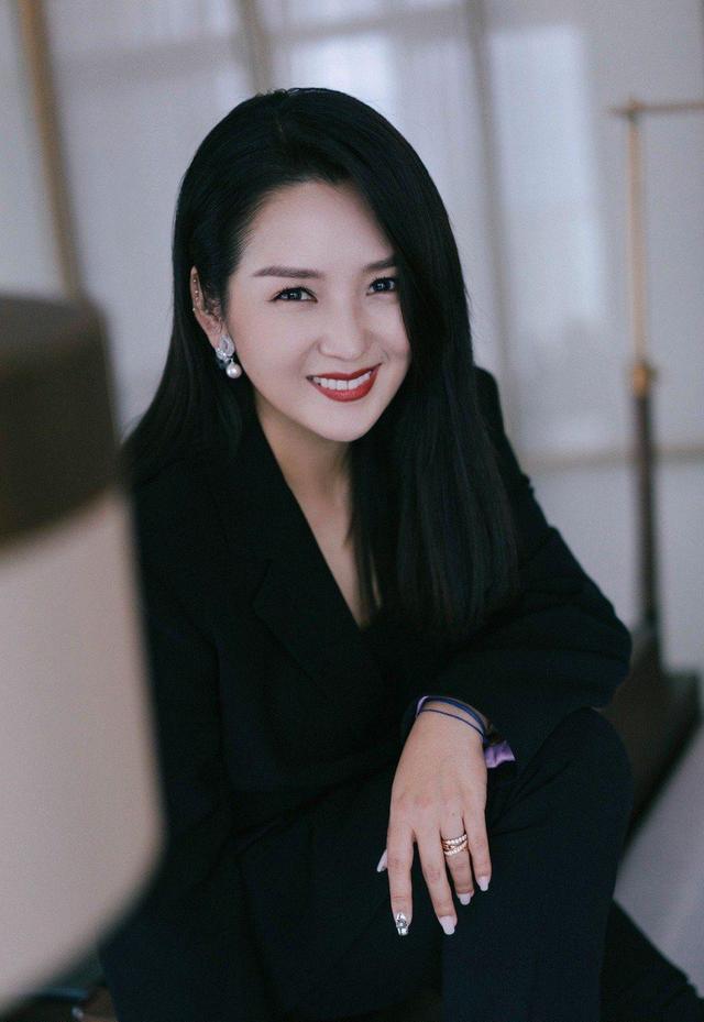 何洁回老家商演变化大,双腿格外粗壮,造型还被吐槽像大妈