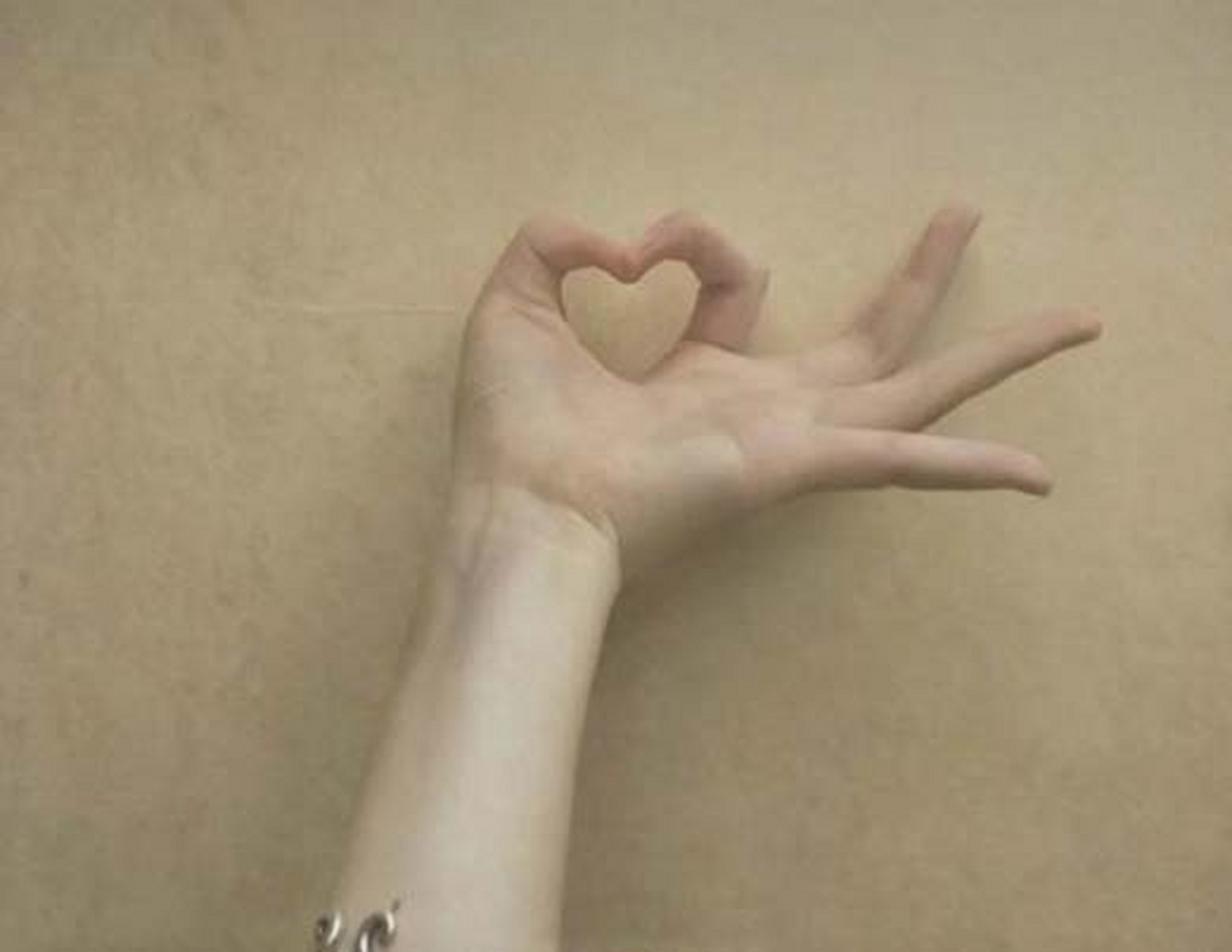 完美的比心手势 (试过了,根本做不到)