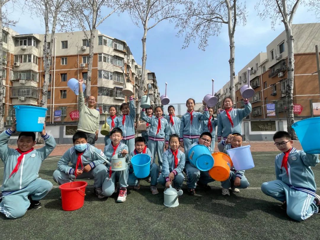 石景山爱乐实验小学于3月9日-10日分两校区开展了"爱护绿植