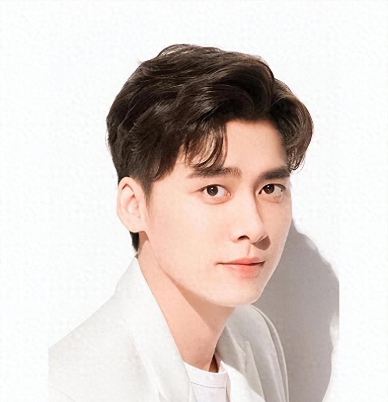 李易峰是一个充满激情与理性的探索者,他的生活充满高潮与低谷,鼓舞着