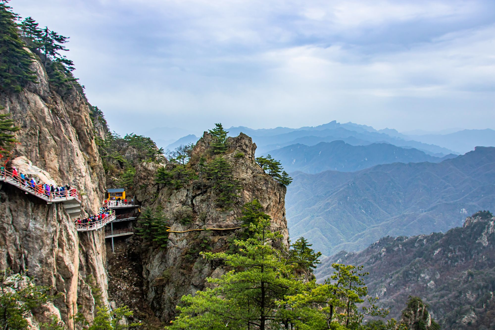 河南栾川老君山,藏着独特的地质风光,是游客喜爱的网红打卡地