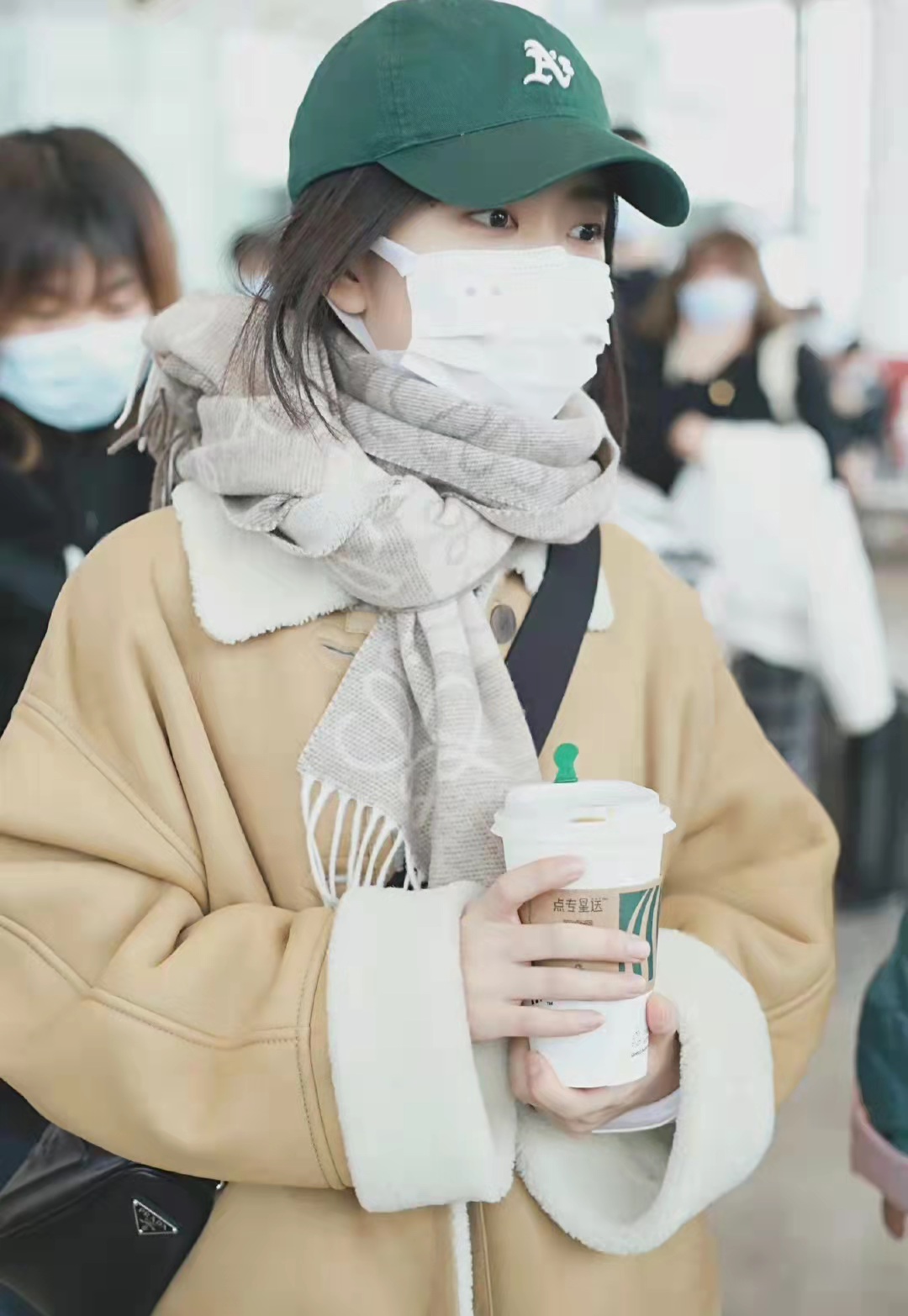 谭松韵米色羊毛外套搭配牛仔裤与棒球帽保暖舒适很可爱