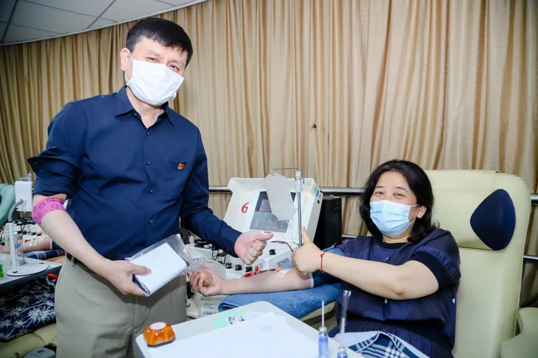 张文宏又来"领证"了!端午"限定款"献血证,你有吗?