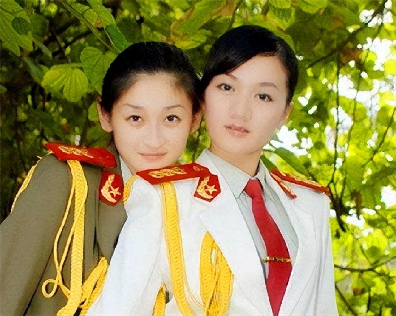 1999年在阅兵仪式上红遍中国的双胞胎姐妹花如今过得如何