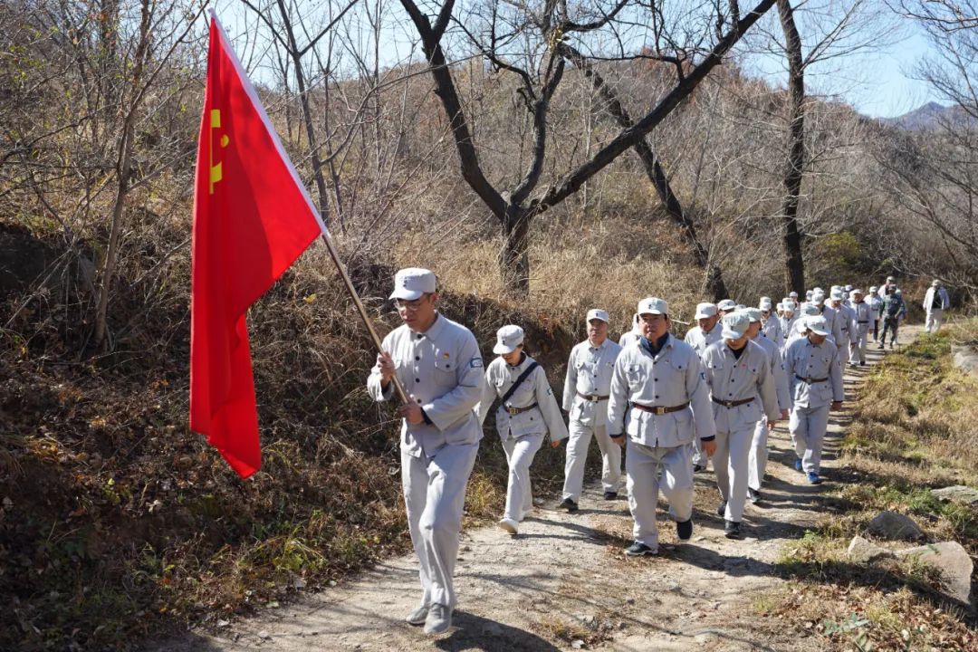 县政府旧址,随着声情并茂的解说,大家被胡瑛,徐智甫等烈士血洒热土,英