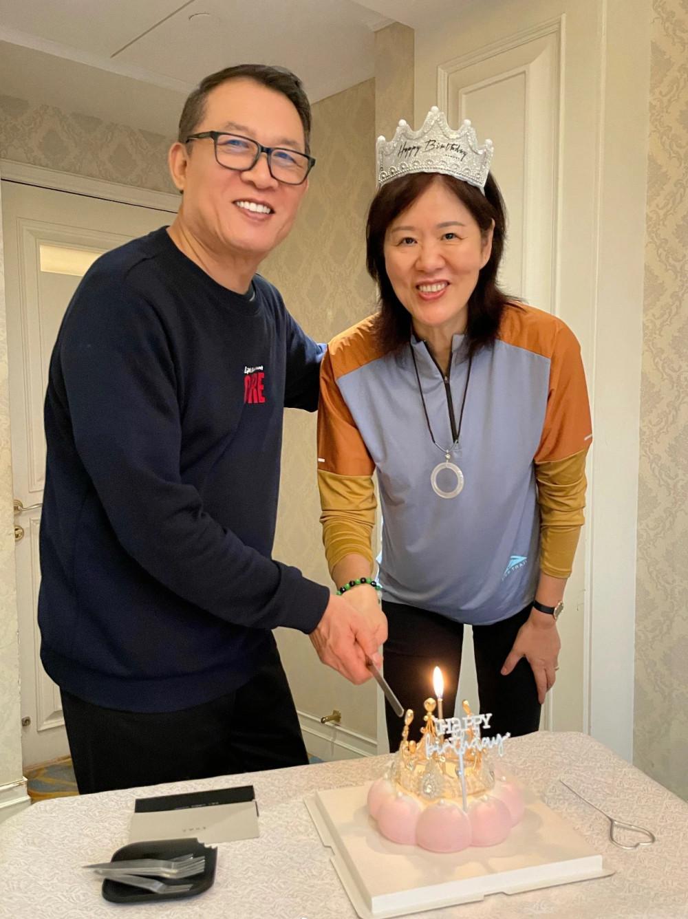 郎平丈夫王育成:鉴宝专家甘做"家庭煮夫",再婚7年有笑有泪