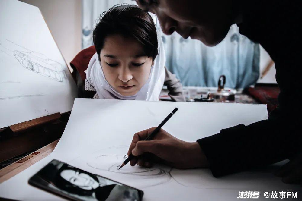 罩袍下的阿富汗:她们对自己的国家又爱又恨 | 播客