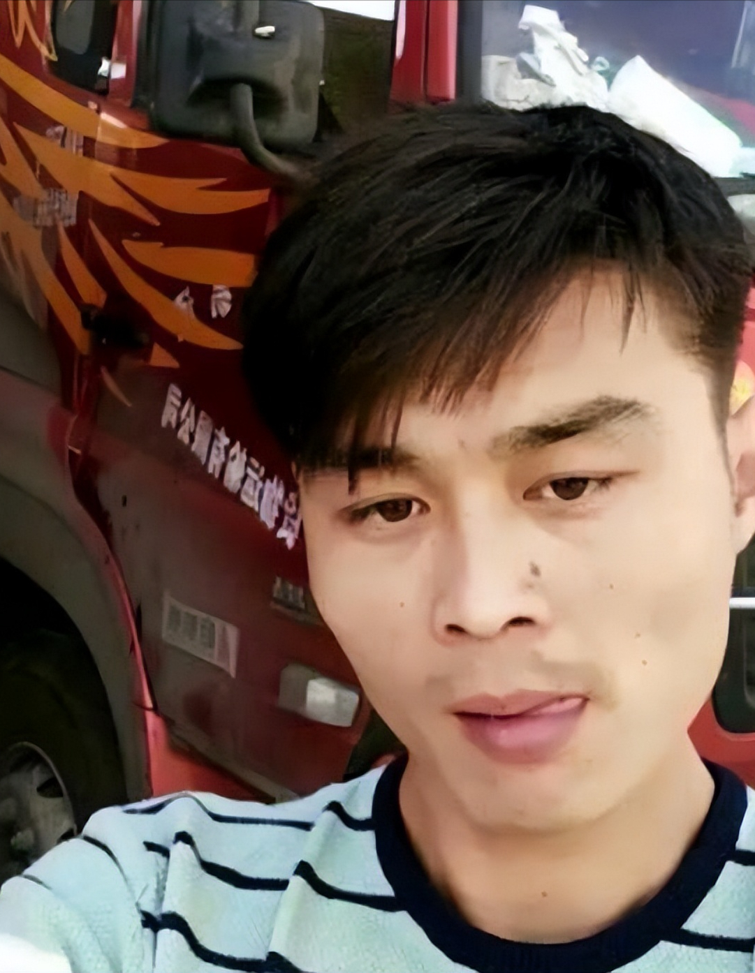 李艳明见倪万辉做事稳重,讲义气,从不耍心眼,关系也渐渐亲近起来,成了