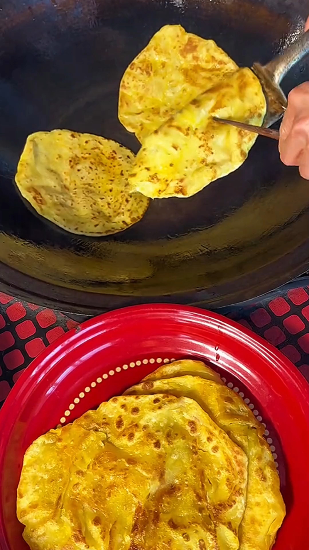 农村大锅烙的油饼老好吃了!