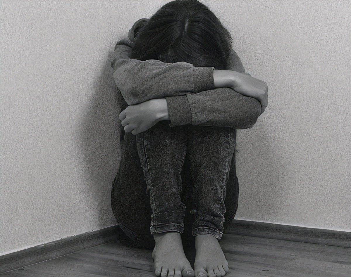 女生因失恋想自杀,死前却将同寝室的人杀害,唯独放过一人