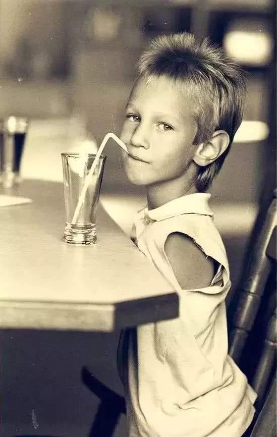 尼克胡哲:无手无脚的海豹人,通过努力过上不输于普通人的生活