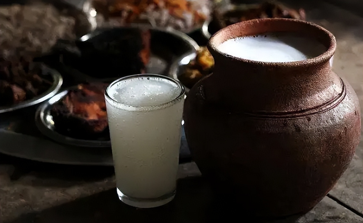 印度脚踩腰果酒却受万人追捧,难道外国酒好喝?喝酒怎样才过瘾?