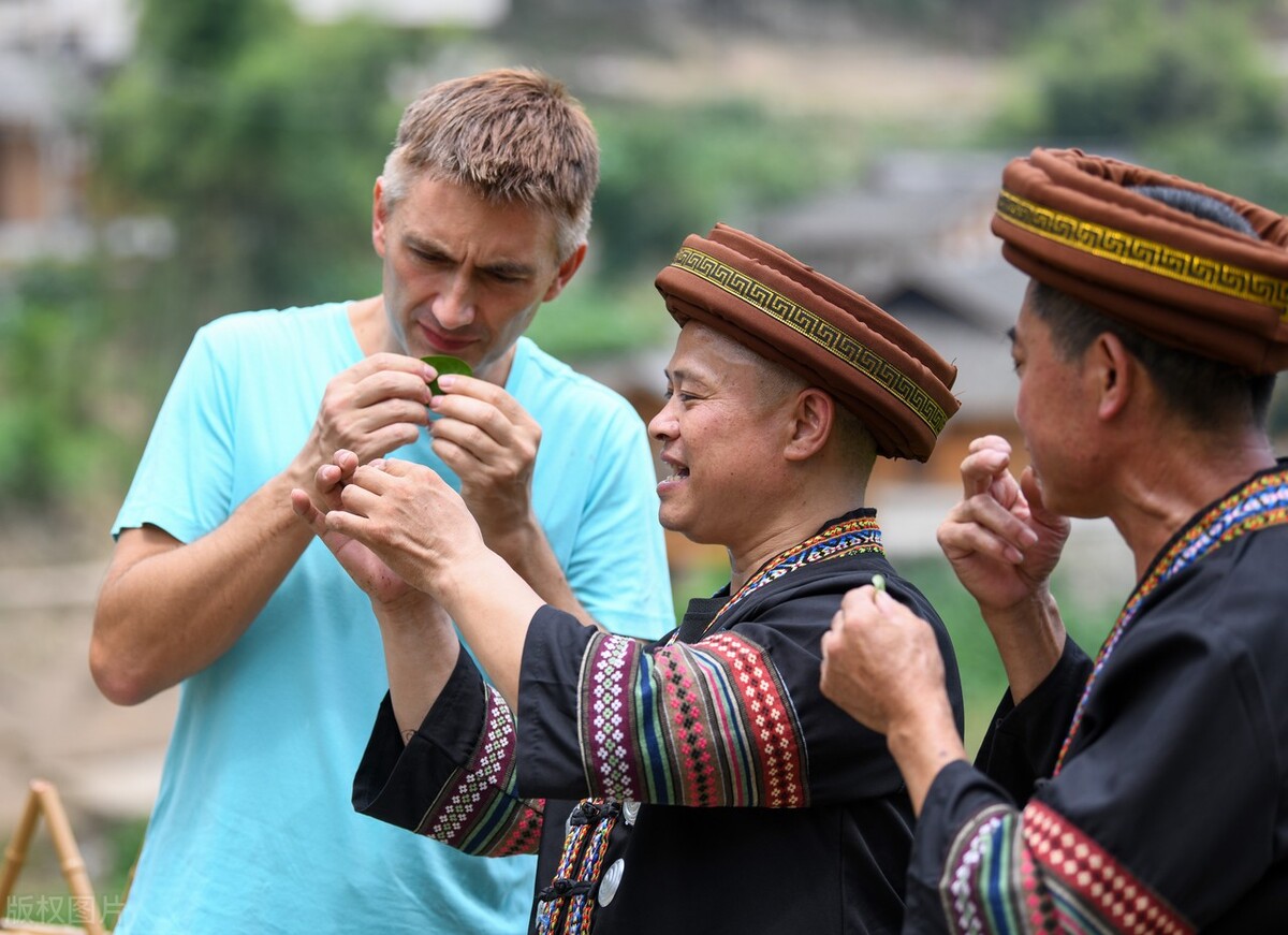 重庆酉阳:打造桃源秘境千氹田 乡村旅游吸引游客赏田园风光