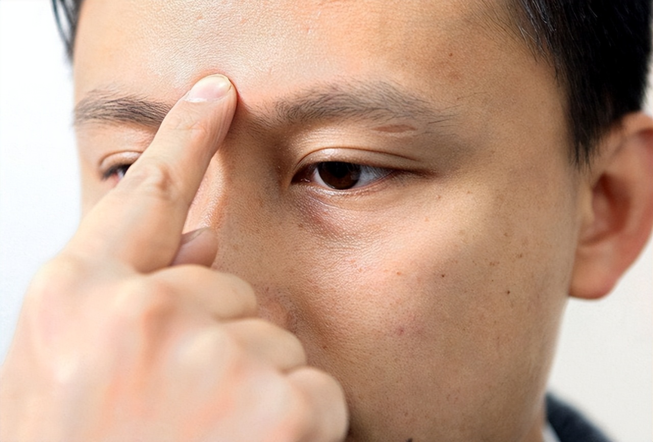 手指靠近眉心会有一种奇怪的感觉出现,这到底是什么原因呢?