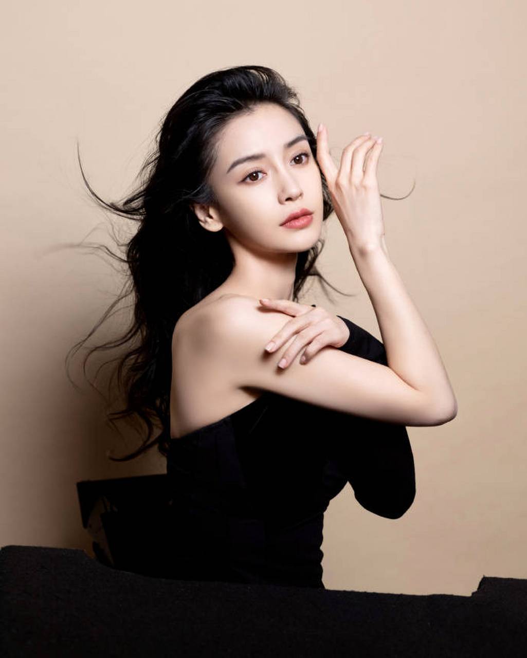 angelababy甜美花絮照曝光 小秀香肩锁骨线条好绝 angelababy的一组