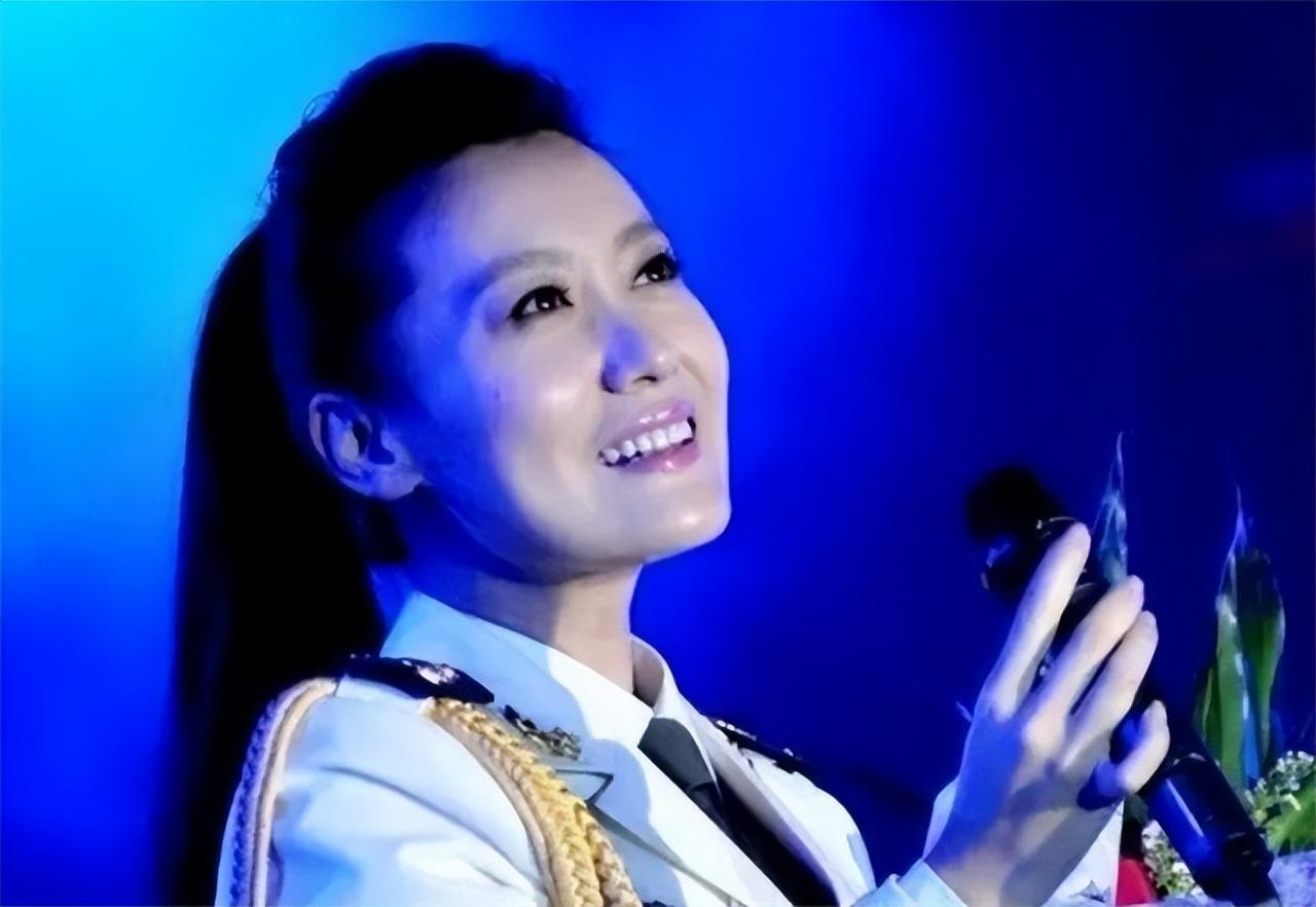 45岁谭晶近照,老公是院士,双胞胎女儿,穿白色公主裙像妈妈