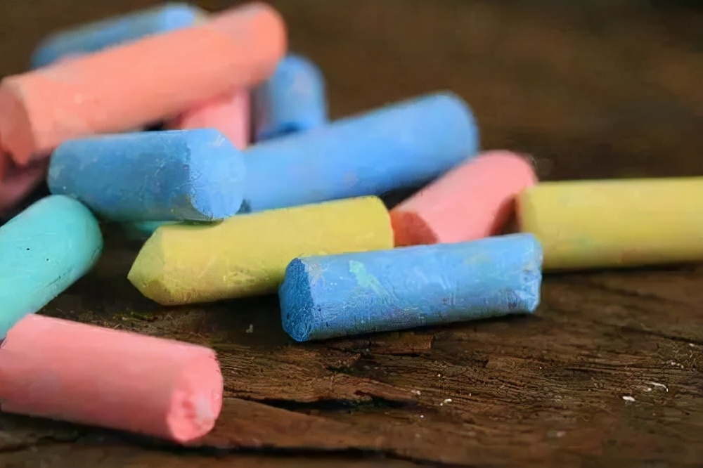 根据e=mc^2,一根粉笔头蕴含的能量能让人类使用一百年吗?