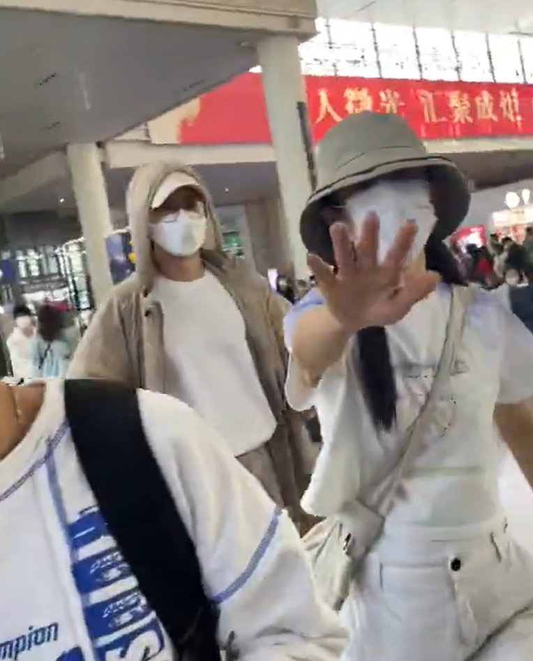 张杰助理粗暴打路人手机,表情凶狠愤怒,遭吐槽比明星还牛