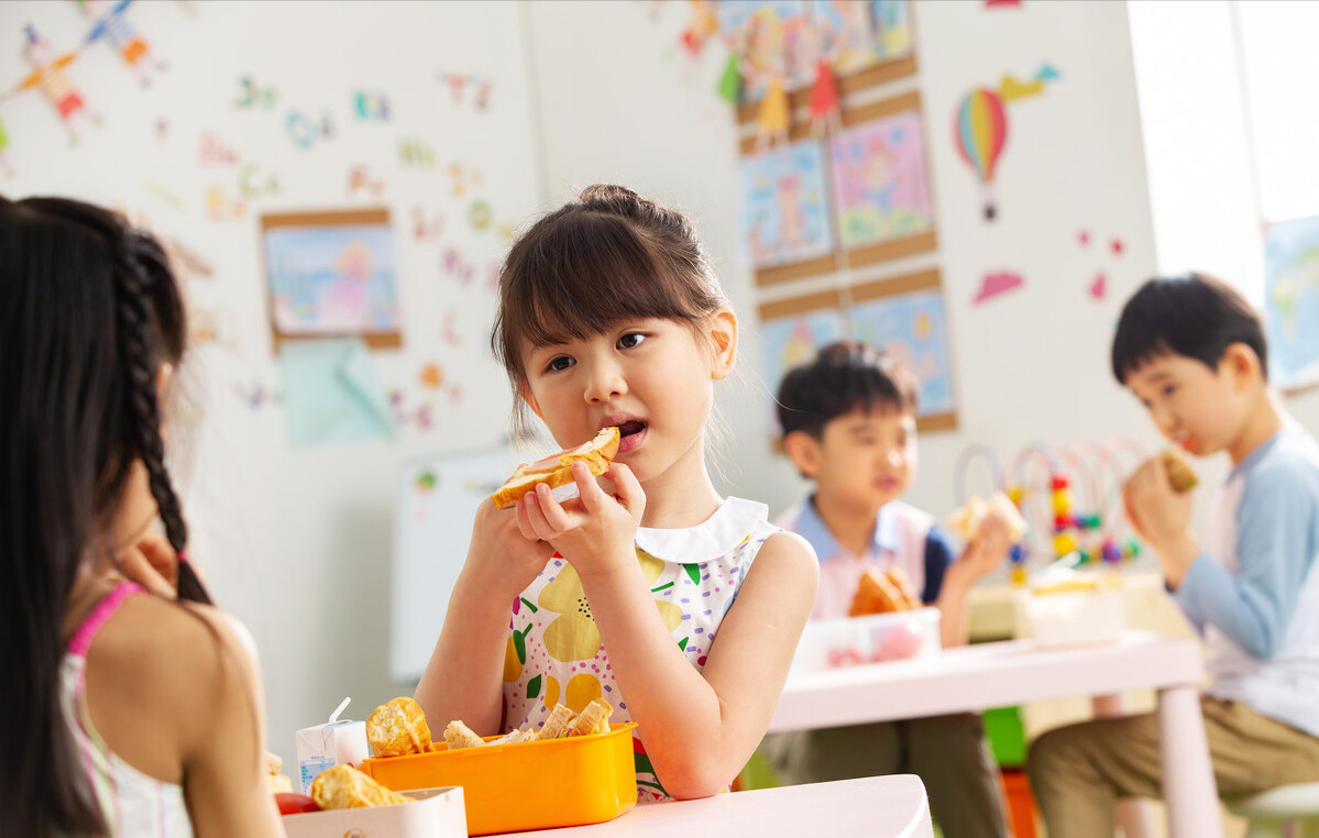 孩子独立吃饭也有黄金期,抓住这些关键期,以后不用追着喂