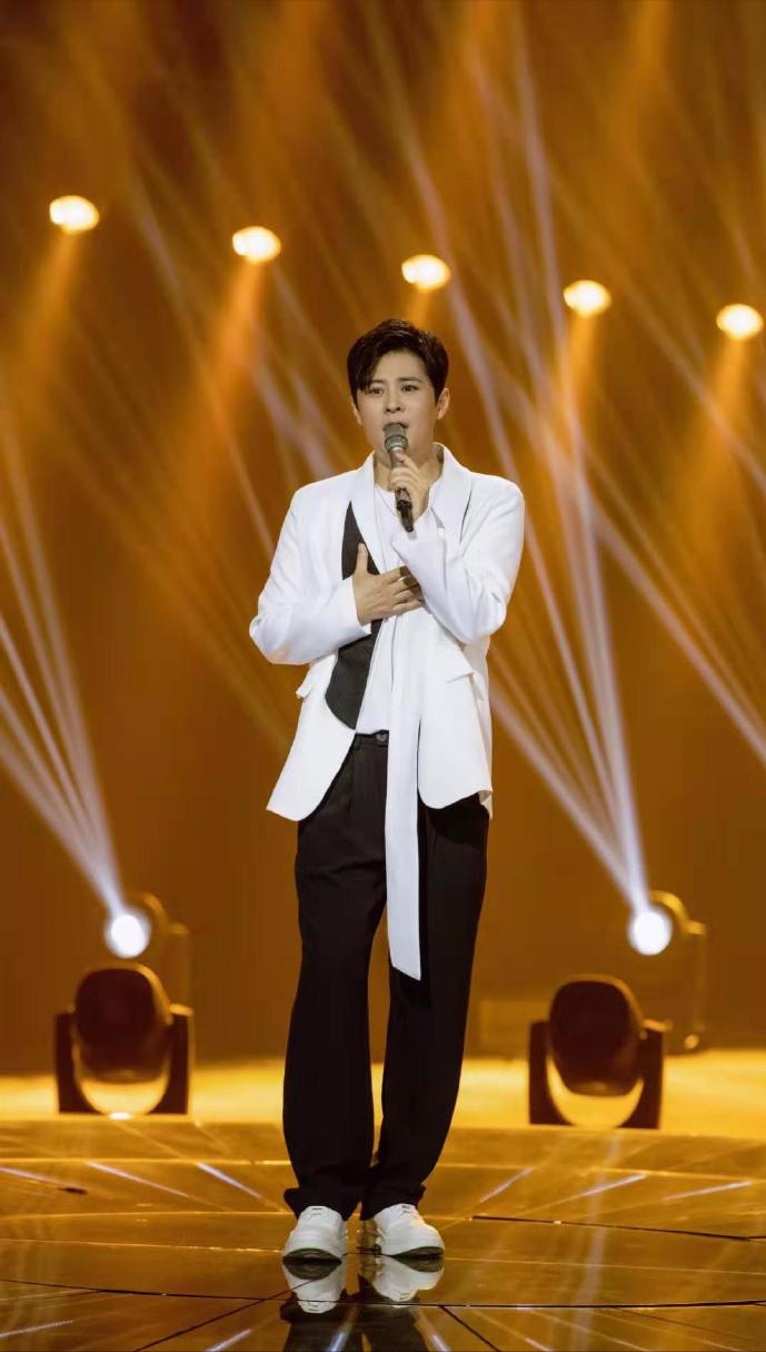 12位爆红过的内地男歌手满江苍老的认不出林依轮成最大赢家