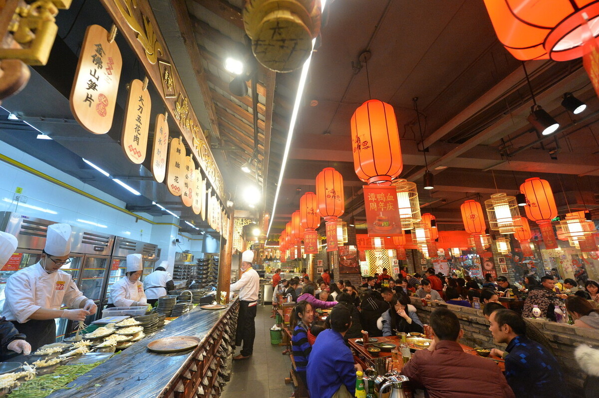 往年的四川成都三圣街一火锅店举行免费吃火锅活动,千余市民排队