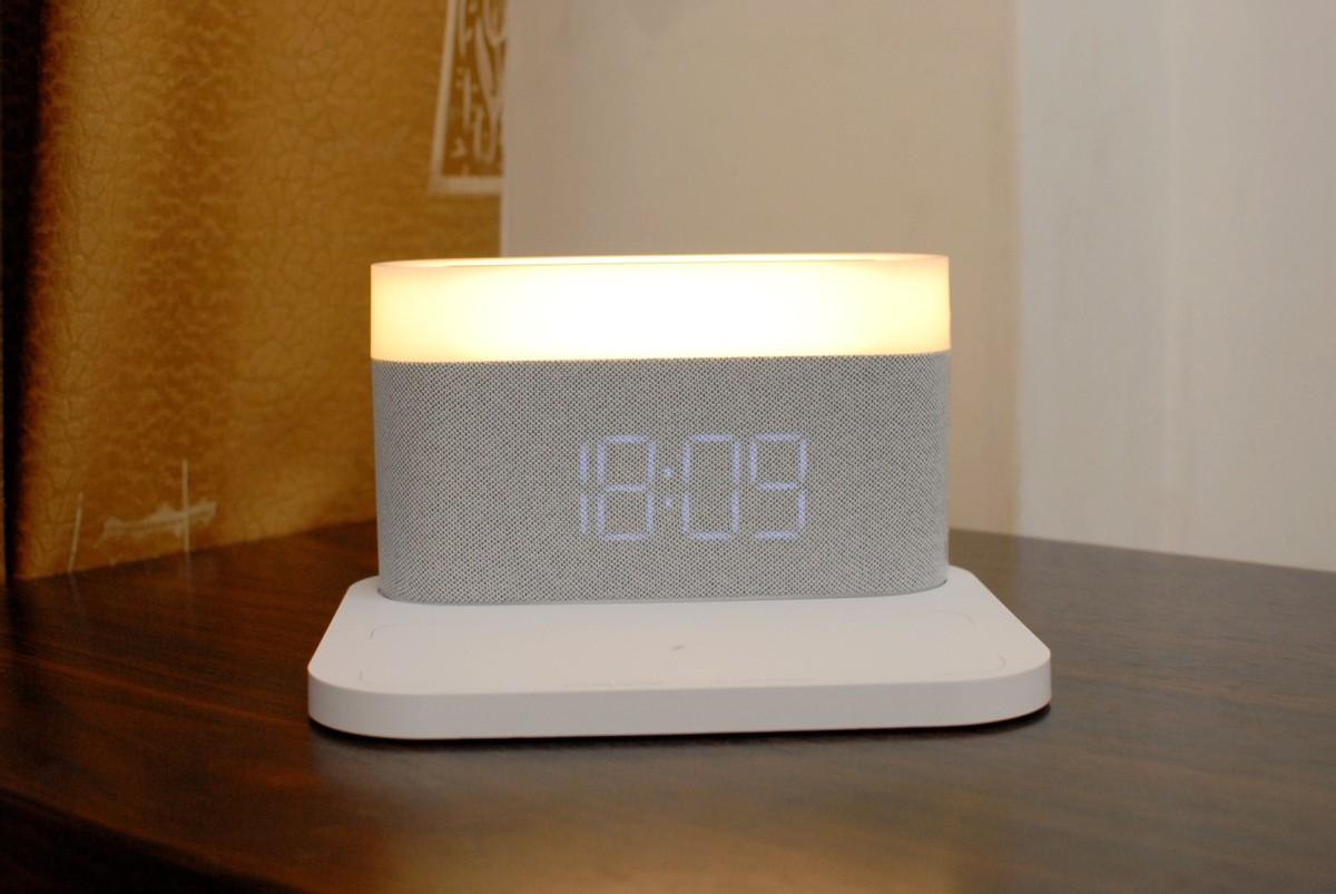 礼物分享:vfz无线充电台灯,闹钟 时钟 无线充,好看好用又实用