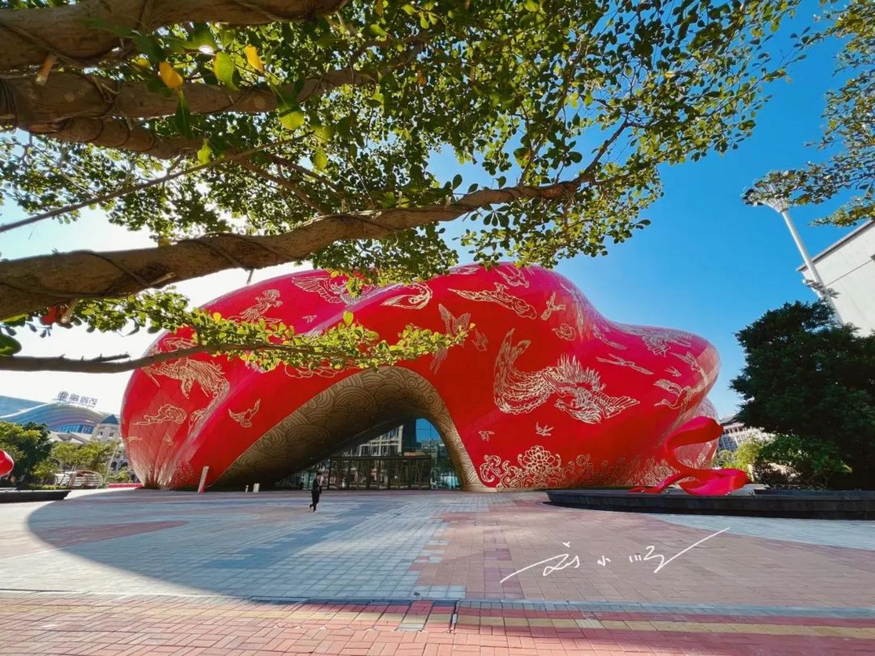 在广州花都区,有一座名为"广州融创大剧院"的建筑,通体大红色,外形