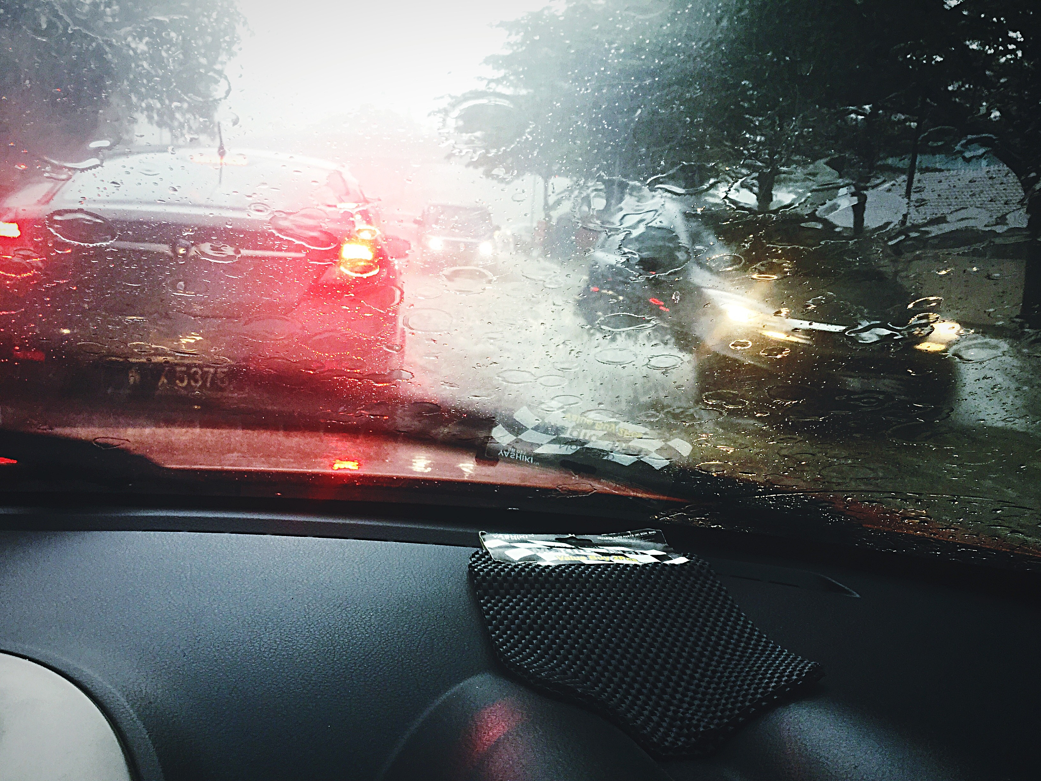 晚上下雨开车真实图片图片