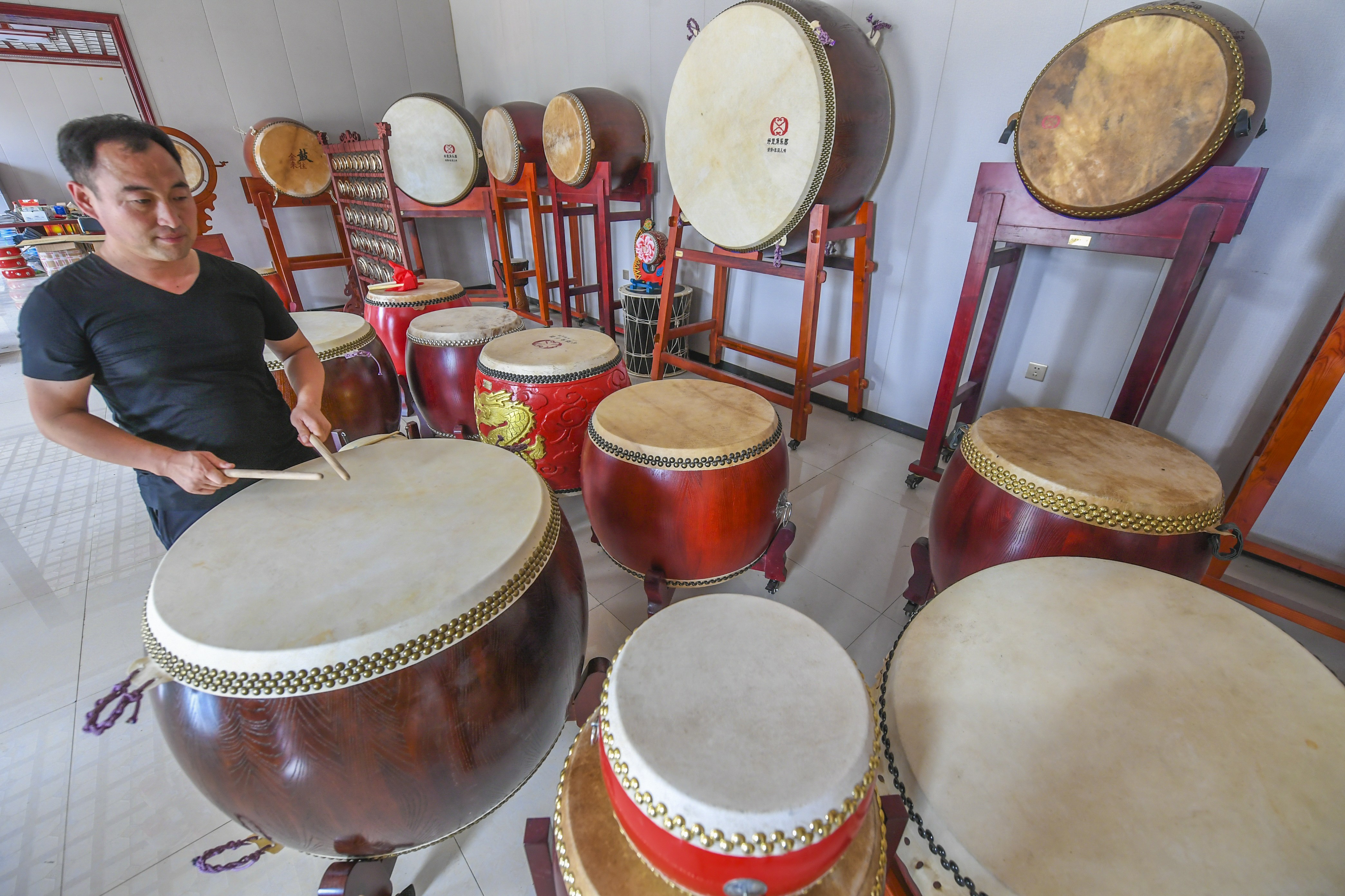河北饶阳:手工制作中国鼓走俏海内外(1)