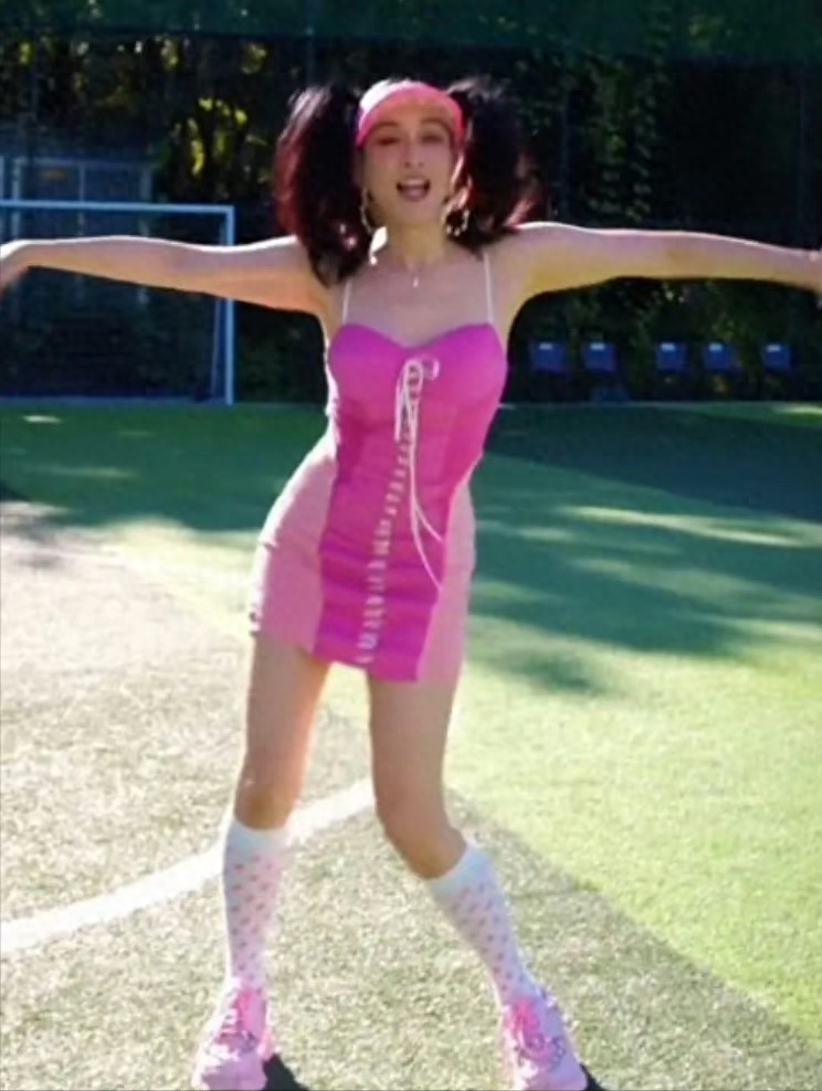 22岁的张敏钧传出一组私密换衣照,露出内裤,被指责擦边球.