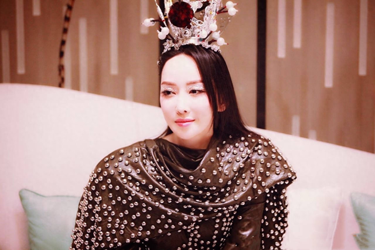 节目中,她与黄龄搭档演唱了陈粒的《易燃易爆炸》.