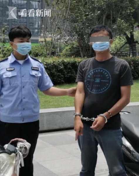 男子偷电动车被抓竟怪车子堵路:我一气就骑跑了