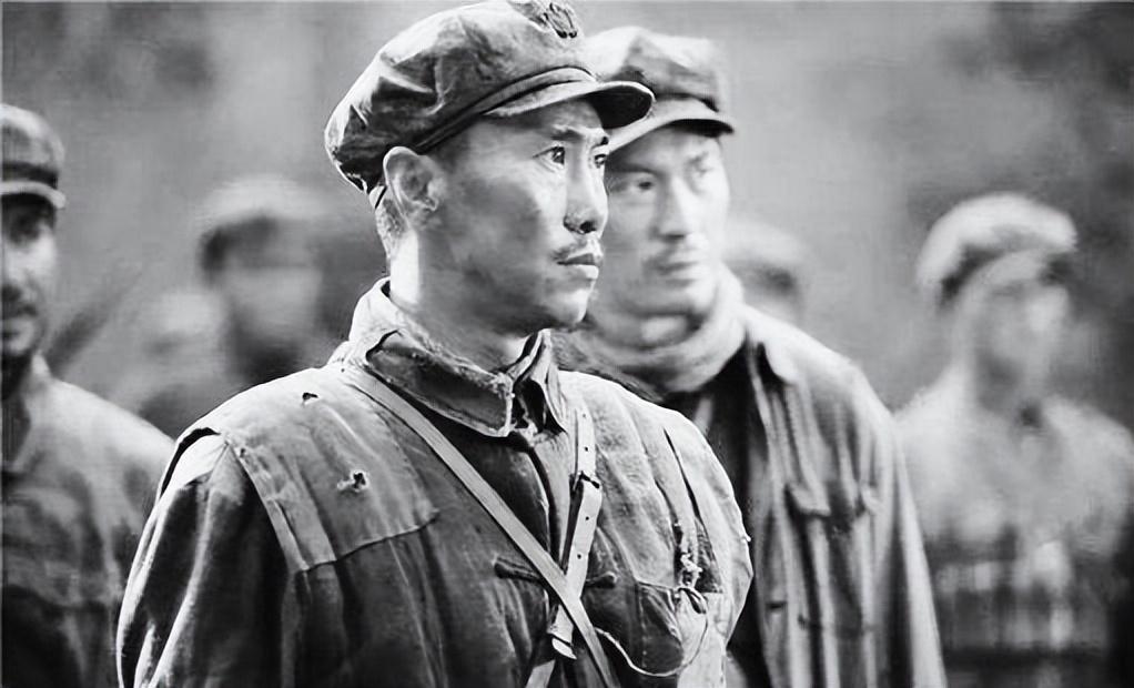 刘昌毅弄巧成拙,不但枪没了,还被一位红军营长狠狠的批评了一顿.