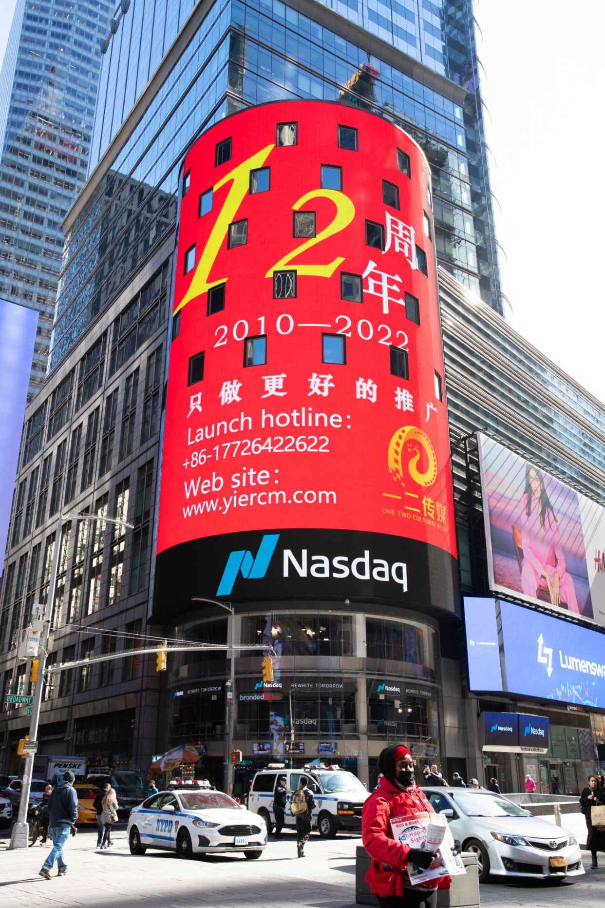 一二映像:纽约时代广场纳斯达克大屏广告路透屏为啥偏爱深色设计