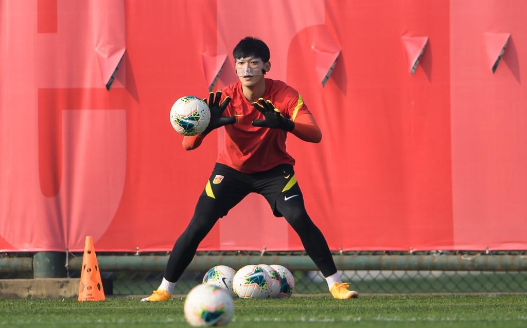 国足1号门将,化身面具侠 颜骏凌回归国家队:我半夜就到了海南